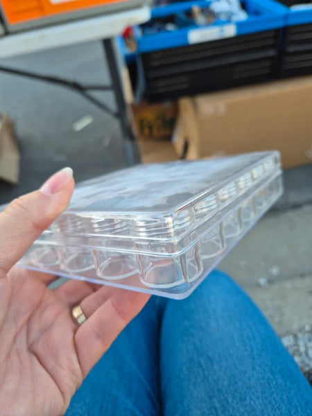 30 mini boites rondes avec coffret en plastique a couvercle  vissé neuve