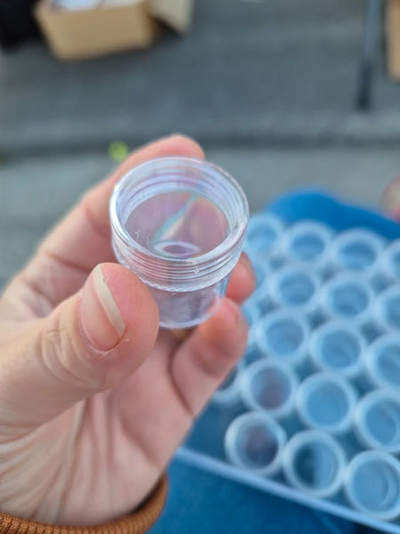 30 mini boites rondes avec coffret en plastique a couvercle  vissé neuve