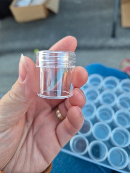 30 mini boites rondes avec coffret en plastique a couvercle  vissé neuve