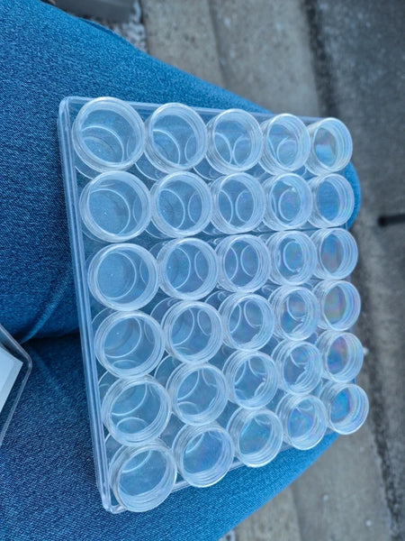 30 mini boites rondes avec coffret en plastique a couvercle  vissé neuve